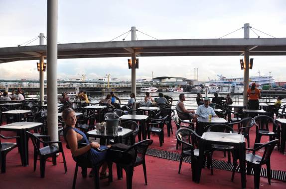 Bar ao lado do porto de Manaus - AM, no fim de tarde